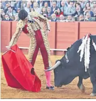  ?? ?? Pablo Aguado insiste ante otro toro vacío de contenido.