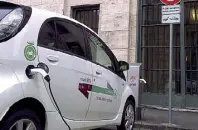  ??  ?? Car sharing Un’auto elettrica del car-sharing del Comune di Roma attaccata alla carica in piazza S.Andrea della Valle