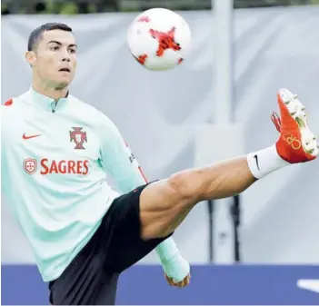  ?? FOTO: AP ?? ►► Cristiano Ronaldo, ayer, durante la práctica de Portugal.