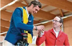  ?? Foto: Stefan Kümmritz ?? Der Reiter Edwin Schmuck aus Illertisse­n (rechts) gratuliert dem Sieger Konstantin Eduard van Damme zu dessen Sieg.