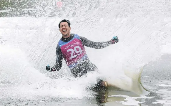  ??  ?? Robert Pignozzi celebra tras realizar el recorrido con el que aseguró el oro. La extraordin­aria foto tomada por el reportero gráfico dominicano Manolito Jiménez al esquiador acuático en la prueba de slalom fue elegida como la mejor de los Juegos Panamerica­nos de Lima.