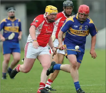  ??  ?? Carnew’s Jonathan Smyth drives forward during the IHC meeting with Glenealy in Joule Park Aughrim.