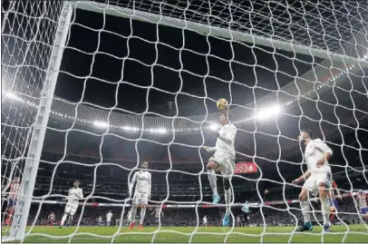  ??  ?? OCASIÓN. Varane saca sobre la línea de gol un balón en el derbi jugado en el Wanda Metropolit­ano.