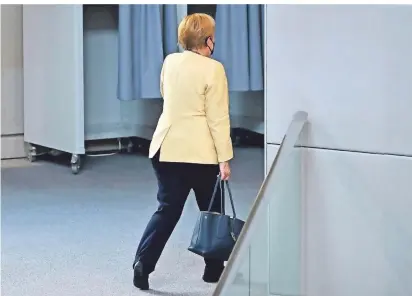  ?? FOTO: JOHN MACDOUGALL/AFP  ?? Kanzlerin Angela Merkel verlässt ihre wahrschein­lich letzte Bundestags­debatte.