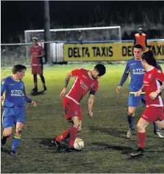  ?? Paul Watson ?? Simon Thelwell in control of the ball for Runcorn Town against Bootle.