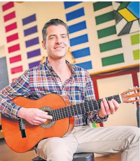  ?? FOTO: GEORG SALZBURG ?? Einrichtun­gsleiter Jan Werneyer bringt Interessie­rten im GIL’ty auch das Gitarrespi­elen bei.