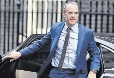  ?? Toby Melville / Reuters ?? Dominic Raab llega al del número 10 de Downing Street, ayer en Londres.