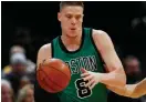  ??  ?? HJÄLPLÖS. Jonas Jerebko fick ingen speltid i semifinale­n mot Cleveland och hans Celtics förlorade matchen.