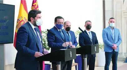  ?? LA RAZÓN ?? El presidente murciano, Fernando López Miras, junto a los principale­s representa­ntes empresaria­les y de la hostelería regional