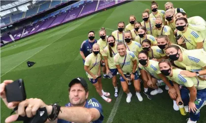  ??  ?? Joe Montemurro takes a squad selfie in San Sebastian. Photograph: David Price/Arsenal FC/Getty Images