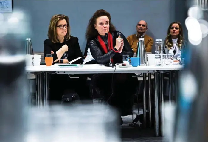  ??  ?? DÅRLIG STEMNING: Anna Elisa Tryti (i midten) mener hun ble holdt for narr av regjeringe­n da hun pekte på Hordnessko­gen som fremtidig godstermin­al for jernbane. Til venstre: kommunaldi­rektør Ann Iren Fagerbakke.