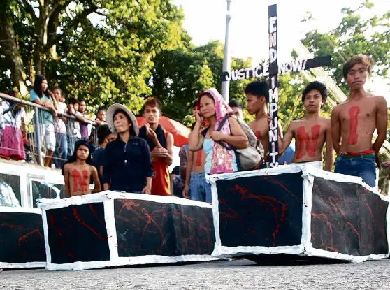  ?? GEONARRI SOLMERANO/INQUIRER MINDANAO ?? MASSACRE ANNIVERSAR­Y North Cotabato journalist­s and members of militant groups commemorat­e the third anniversar­y of the Maguindana­o massacre with a mock funeral march in Kidapawan City, demanding justice for the victims.