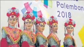  ?? REUTERS ?? Girls in traditiona­l costume welcome Asian Games athletes in Jakarta, Indonesia.