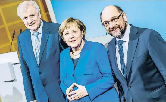  ?? GETTY IMAGES / GETTY ?? Horst Seehofer (CSU), Angela Merkel (CDU) i Martin Schulz (SPD), ahir al matí a Berlín després d’una nit en blanc negociant