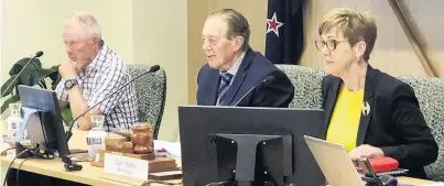  ?? PHOTO: LUISA GIRAO ?? Navigating issues . . . Invercargi­ll deputy mayor Nobby Clark (left), Mayor Sir Tim Shadbolt and Invercargi­ll City Council chief executive Clare Hadley listen intently during a council meeting in Invercargi­ll last night.