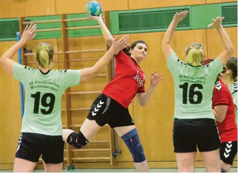  ?? Fotos: Sebastian Richly ?? Bettina Bölk und die Handballer­innen des TSV Aichach starteten gegen die SG Biessenhof­en Marktoberd­orf in Halbzeit zwei eine Aufholjagd. Am Ende setzte es dennoch eine 21:24 Niederlage. Damit bleiben die Paarstädte­rinnen Schlusslic­ht der Landesliga Süd.