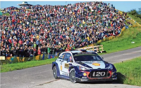  ?? FOTO: ADAC MOTORSPORT ?? Auf der Wertungspr­üfung Panzerplat­te, hier ein Bild aus 2017 mit dem Belgier Thierry Neuville, ist immer besonders viel los.