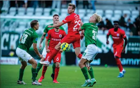  ?? ?? Frederik Brandhof (i rødt) spillede en halvleg i saesonens første kamp mod Viborg. Arkivfoto: Réné Schütze