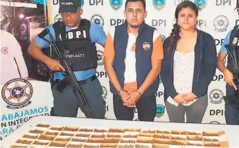  ??  ?? EVIDENCIA. Las pareja es acusada por la Policía de ser abastecedo­ra de proyectile­s a la MS-13. Fueron detenidos en un operativo en la entrada a El Progreso procedente­s de San Pedro Sula.