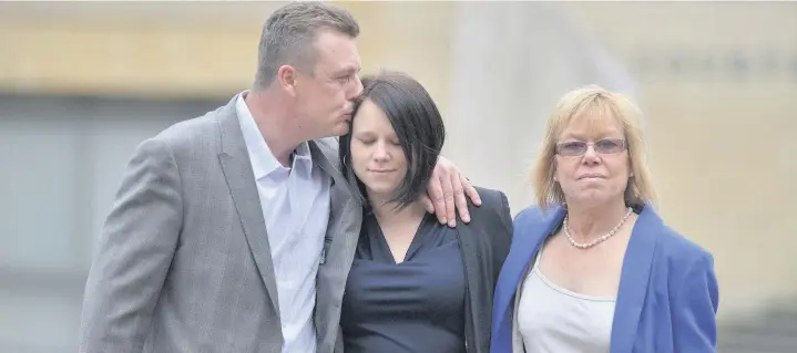  ?? PICTURES: SOLENT NEWS & PHOTO AGENCY ?? Kelly-Marie Rayner, centre, leaves Winchester Crown Court with her parents, Paul and Dawn Rayner.