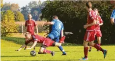  ?? Foto: Andreas Lenuweit ?? Der TSV Pfaffenhau­sen (blaue Trikots) behielt im Spiel gegen den FC 98 Auerbach/ Stetten die Oberhand.