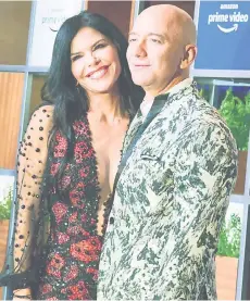 ??  ?? Bezos (right) and his girlfriend Lauren Sanchez pose for pictures as they arrive to a end an event in Mumbai.