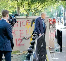  ?? REUTERS ?? La policía dispersó a manifestan­tes para que Trump pudiera salir a una iglesia vandalizad­a/