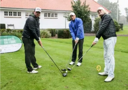  ?? FOTO KOEN FASSEUR ?? Drie golfmusket­iers: ex-tennisser Xavier Malisse, voetbalana­list Wesley Sonck en showbeest Charles Van Domburg.