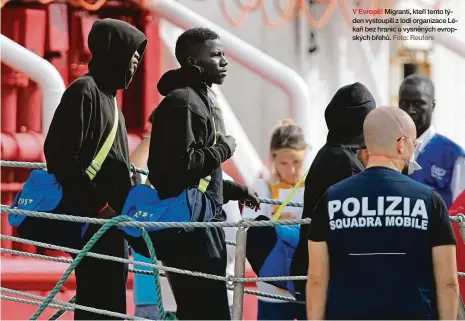  ?? Foto: Reuters ?? V Evropě! Migranti, kteří tento týden vystoupili z lodi organizace Lékaři bez hranic u vysněných evropských břehů.