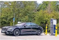  ??  ?? Plug-in-Hybride wie diese Mercedes S-Klasse können eine gewisse Distanz auch rein elektrisch zurücklege­n.