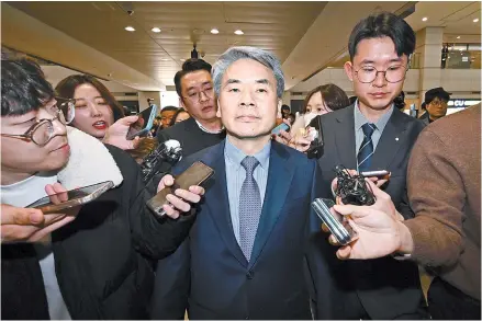  ?? Joint Press Corps ?? Lee Jong-sup, the Korean ambassador to Australia, leaves a terminal at Incheon Internatio­nal Airport after returning home from Australia, Thursday.