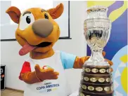  ??  ?? ‘Pibe’ posa junto al trofeo de la Copa América 2021.