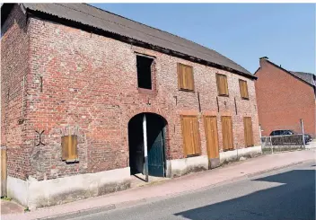  ?? FOTO: THOMAS HESSE ?? So sieht das alte Lehrerhaus in Dingden von außen aus.