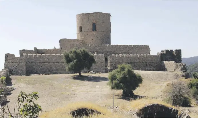  ?? Fotos: Christian Engel ?? Die Burg in Jimena de la Frontera thront schon seit knapp 1.200 Jahren über der Stadt, ist für ihr Alter aber noch ziemlich gut in Schuss.