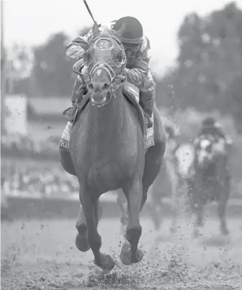  ?? JEFF ROBERSON/AP ?? Rich Strike, an 80-1 shot ridden by Sonny Leon, won the 148th running of the Kentucky Derby on Saturday.