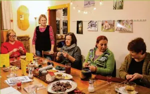  ?? Foto: Adlassnig ?? Bei Lebkuchen, Punsch und Tee lassen die fleißigen Wettenhaus­er Handarbeit­erinnen die Nadeln klappern und tauschen wertvolle Tipps und so manche interessan­te Geschichte aus.