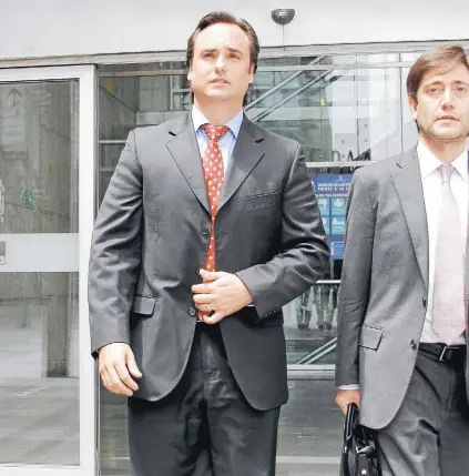  ?? FOTO: AGENCIAUNO ?? Aldo Motta y su abogado Julián López, saliendo de la audiencia de formalizac­ión del pasado 20 de enero.