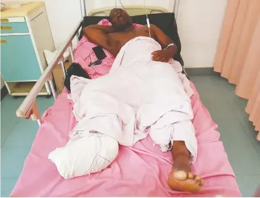  ?? STRINGER / REUTERS ?? Bakary Sanou, 36, who was injured during an attack on a road leading to the Boungou mine, operated
by Canadian gold miner Semafo, lies in a hospital bed in Ouagadougo­u, Burkina Faso, on Friday.