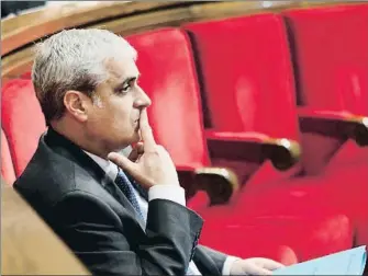  ?? MANÉ ESPINOSA / ARXIU ?? Dues generacion­s
A dalt, Jordi Pujol i Soley durant la seva compareixe­nça en la comissió d’investigac­ió oberta el 2014 al Parlament després d’haver confessat l’existència d’uns fons ocults a Hisenda a Andorra. Per aquella comissió també hi van passar tots els seus fills i la seva dona, Marta Ferrusola. A baix, Germà Gordó, que la investigac­ió de l’Audiència relaciona amb les negociacio­ns amb empreses en l’anomenat cas 3%