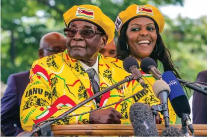  ?? FOTO: JEKESAI NJIKIZANA/LEHTIKUVA-AFP ?? Robert Mugabe styrde Zimbabwe med järnhand. Under de sista dagarna vid makten i november 2017, innan han
■ sattes i husarrest och tvingades abdikera, arbetade han hårt för att hustrun Grace Mugabe skulle ta över ledarskape­t.