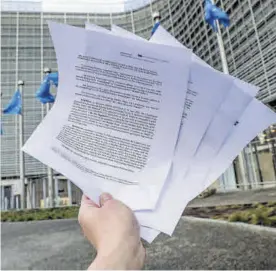  ?? EFE / RADEK PIETRUSZKA ?? Algunos de los folios del contrato firmado entre la UE y Astrazenec­a.