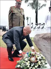  ??  ?? RESPECT: President Zuma unveils the Stone of Remembranc­e for the fallen soldiers of the SS Mendi troopship that sank in the cold waters of the English Channel during World War I.