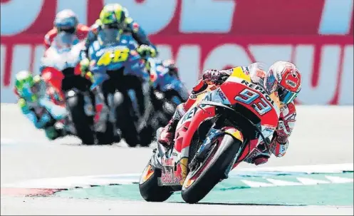  ?? FOTOS: EFE/AP ?? Marc Márquez se ha llevado en Assen la madre de todas las batallas de MotoGP con 8 pilotos peleando a brazo partido desde el primer giro y en el podio se han encontrado con Alex Rins y Maverick Viñales con los que ha firmado un nuevo pleno español en...