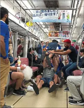  ??  ?? Les supporters français en train de fêter la victoire face à l’Argentine.