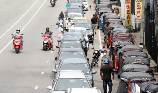  ?? Reuters ?? ↑
Drivers in their vehicles wait in a queue to buy petrol at a fuel station in Colombo on Monday.