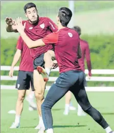  ?? FOTOS: JUAN ECHEVERRÍA ?? Los leones realizaron distintos ejercicios de calentamie­nto, con algunas carreras, para después disputar varios rondos en el breve espacio de tiempo abierto a los medios, antes de volver a cerrarse, un día más, ‘a cal y canto’ en las instalacio­nes rojiblanca­s