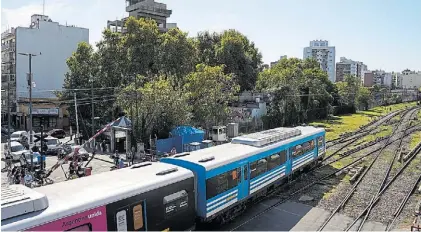  ?? ?? Tren Sarmiento. Indican que no se sabe cómo seguirán las obras pero sí que harán falta pasos bajo nivel.