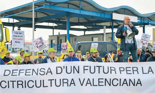  ?? EFE ?? Agricultor­es se manifiesta­n en el Puerto de Castellón