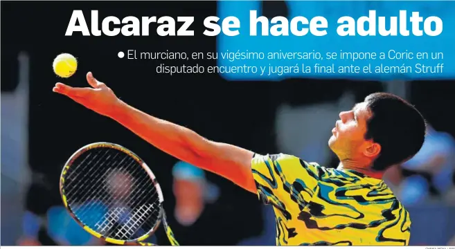  ?? CHEMA MOYA / EFE ?? Carlos Alcaraz, en su partido ante el croata Borna Coric, de semifinale­s del Mutua Madrid Open de tenis, ayer en la Caja Mágica.