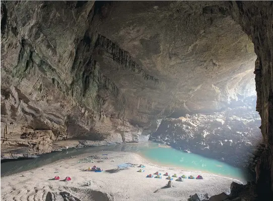  ?? PHOTOS: TIMM CHAPMAN ?? An expedition team set up a camp inside the mouth of Hang Én, the third-largest cave in the world and a direct route to the largest — Hang Son Đoòng.